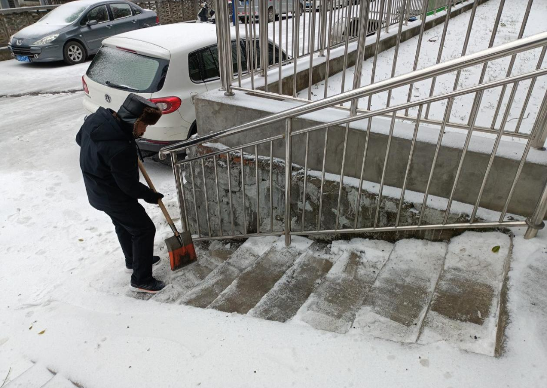 【闻雪而动 全民行动】浴"雪"奋战的他们是荆门市