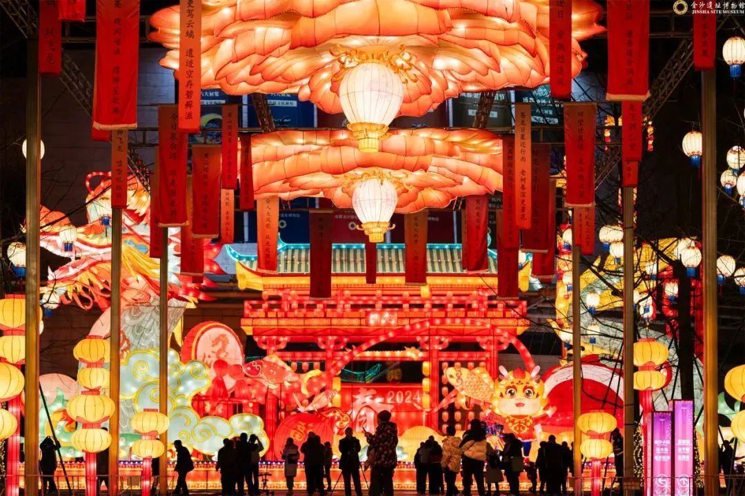 各类新耍法一齐上线年味满满的文化舞台夜游龙门阵……年俗趣味游园