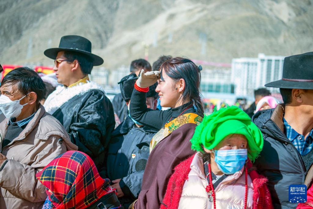 姜帆 摄丹增在尼玛县俄久乡马迁村老家的草场上牧羊(无人机照片)