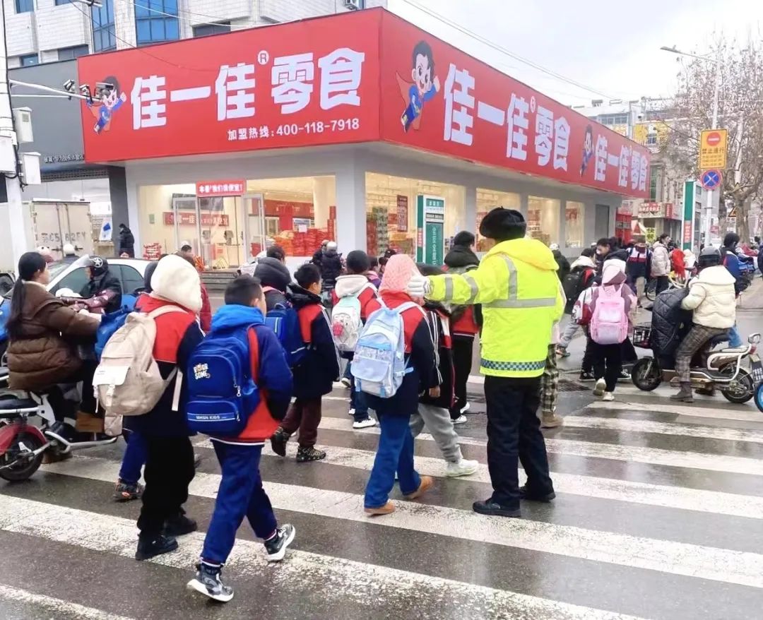 交警支队大龙湖大队在辖区经十路小学,绿地商务城分校,彭祖大道小学等