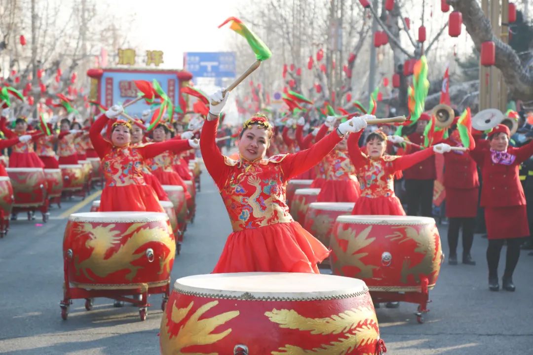 秧歌进城,多彩非遗,还有超酷炫的无人机灯光秀……喜气洋洋共庆佳节