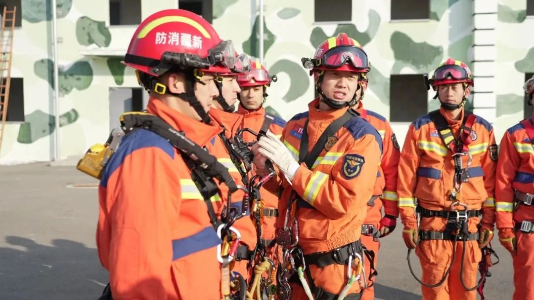 迎寒而战 天山脚下练兵忙丨新疆消防救援总队全面掀起冬季练兵热潮(下