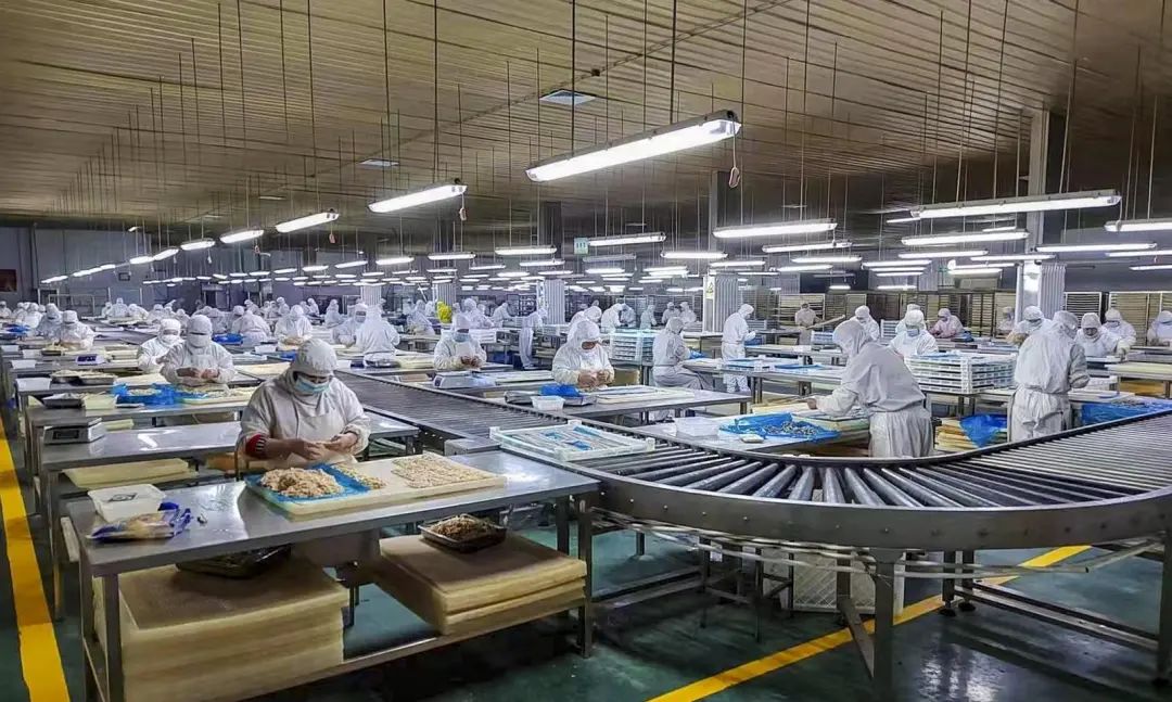 生产车间在甘肃路斯宠物食品有限公司的生产车间记者看到,生产线快速