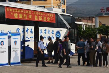 义诊现场,来自云南省滇南中心医院(红河州第一人民医院)的15位医疗