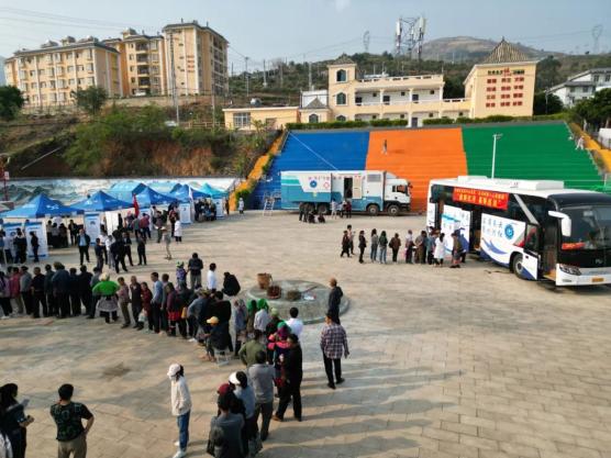 义诊现场,来自云南省滇南中心医院(红河州第一人民医院)的15位医疗