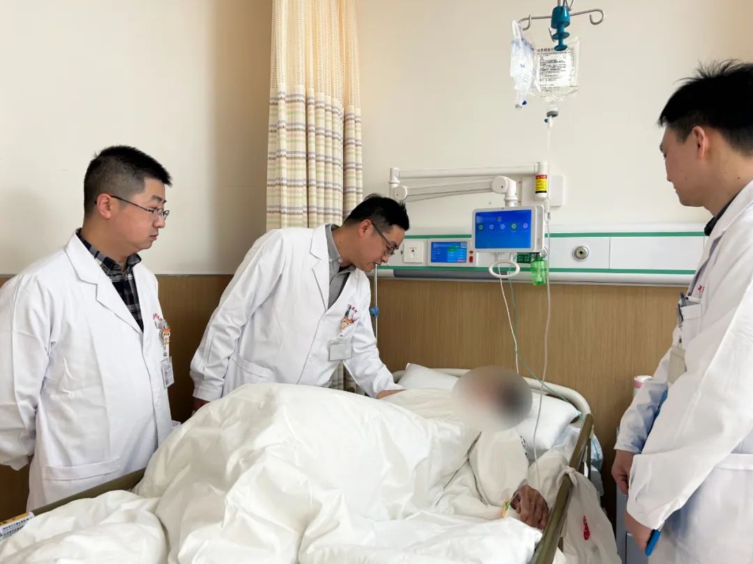 急诊医生接诊后发现,王奶奶还伴有慢性肺炎,严重肝功能损害,情况危急