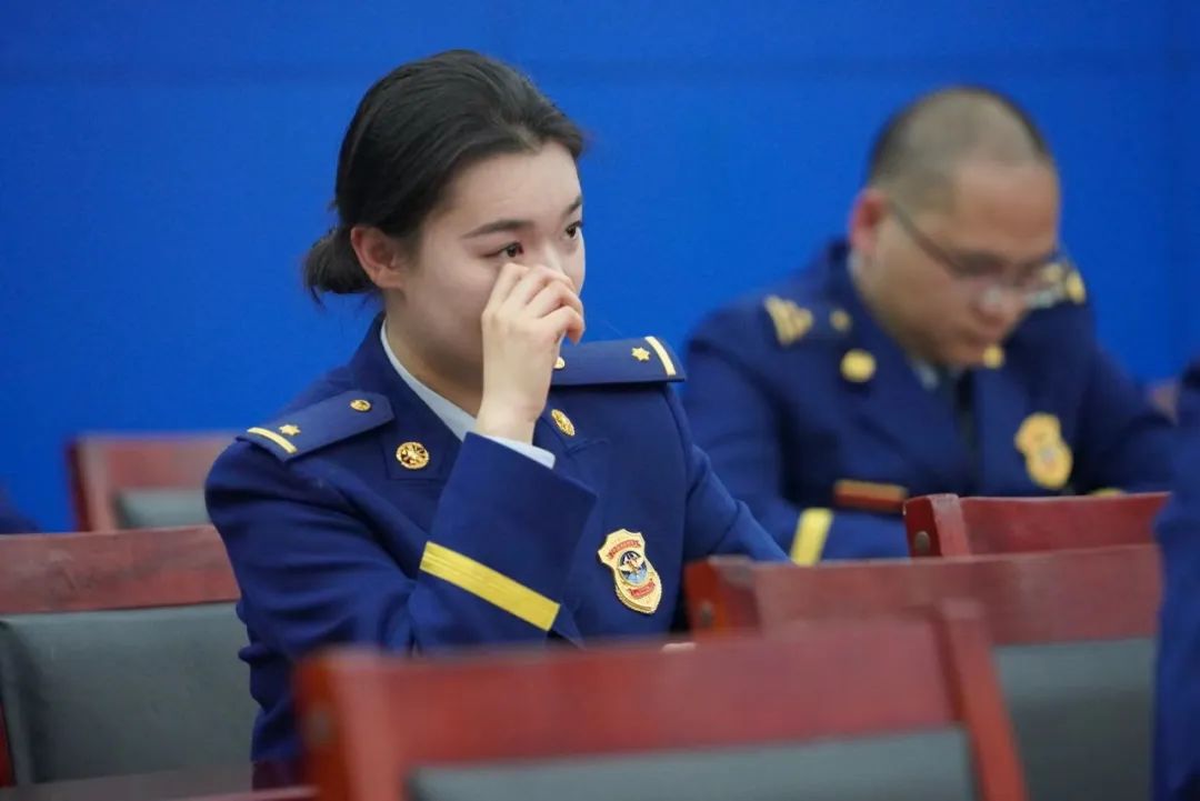 新春"第一课"|张桂梅老师为云南消防讲授《榜样的力量》_澎湃号·政务