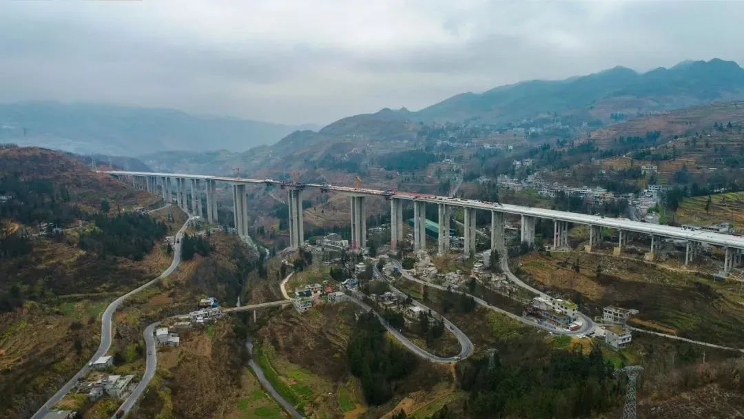 纳晴高速6标项目1月20日,随着最后一方混凝土喷涌而出完成浇筑,中国能