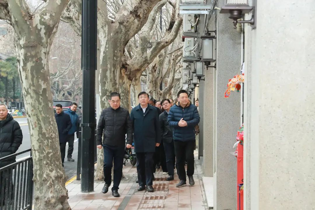 在进贤路,杲云实地察看沿线商户,居住房屋,周边环境现状,听取相关情况