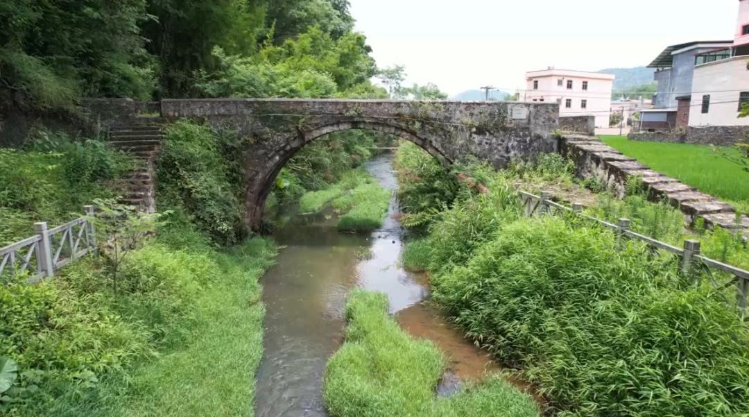 山池村,是广东省古村落,革命老区村,位于龙川县中北部的岩镇西半部
