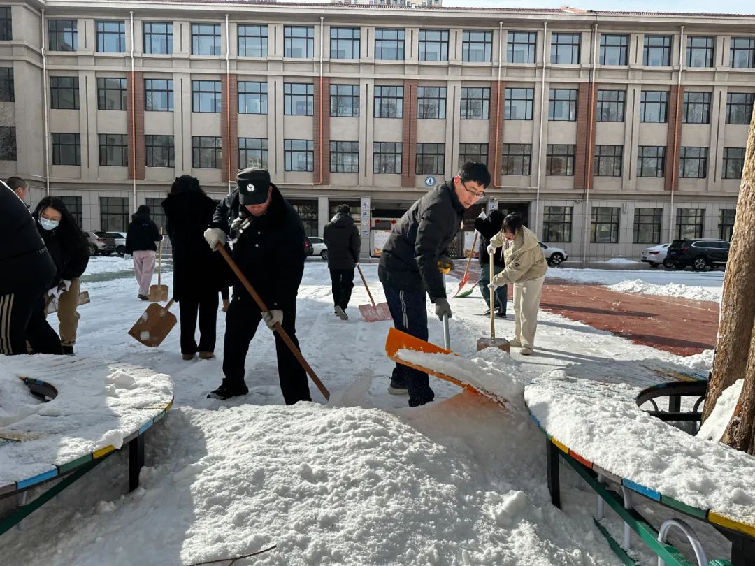 "以雪地为纸为学生们画下美好祝福南京路中学实验小学济南路中学实验