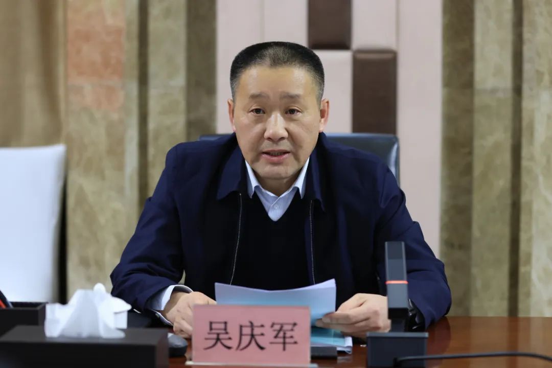 地区人大工委副主任,市委书记吴庆军主持会议并讲话.