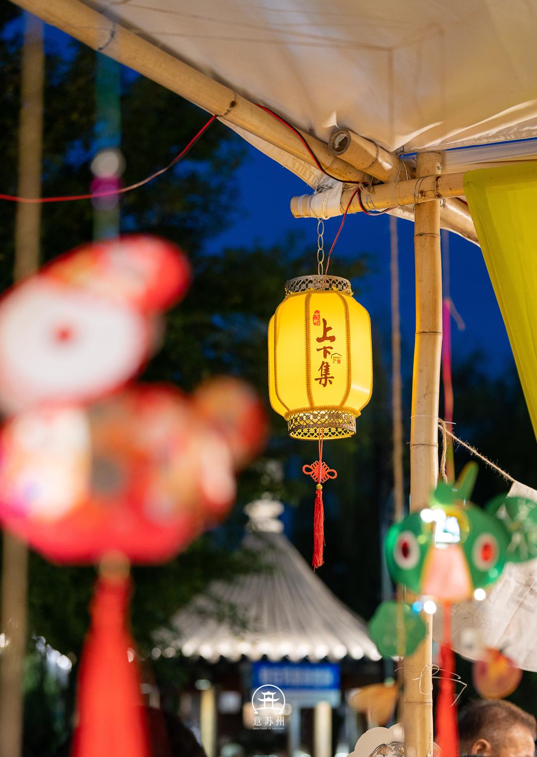 即各地纷纷搭建起灯棚,鳌山,牌楼等,或张灯结彩,或燃放烟火,或表演