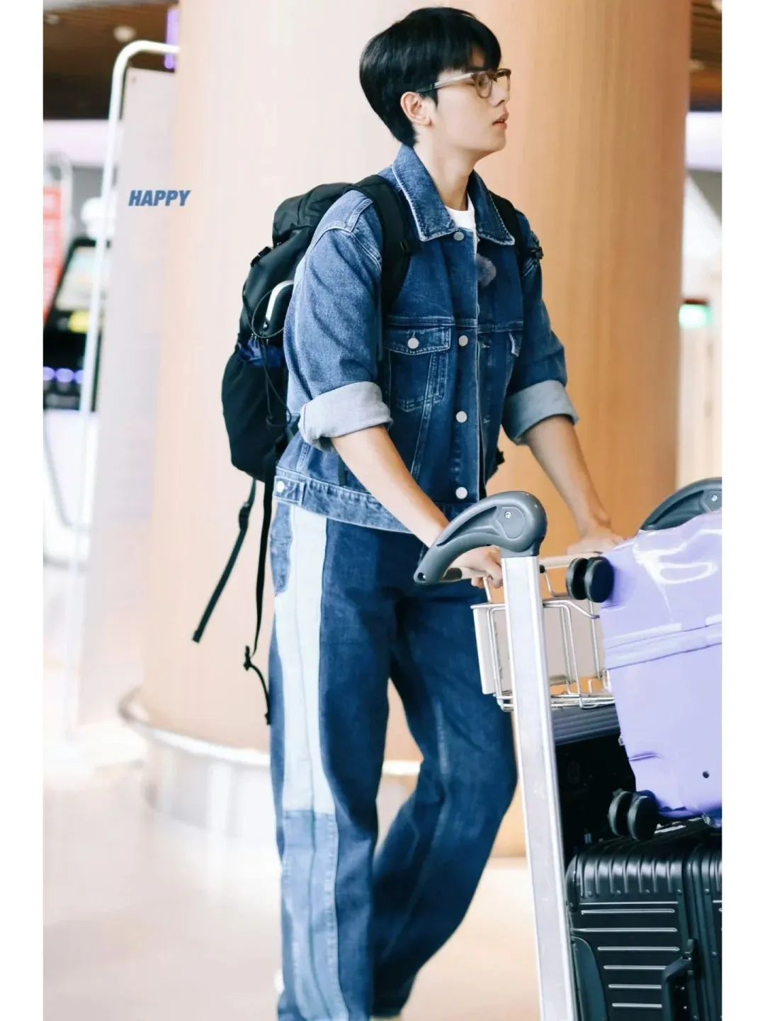 来看看两位少年感十足的男星——许光汉,胡先煦,都是全牛仔穿搭,内搭