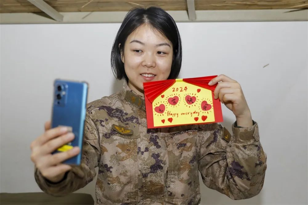 收到贺卡后兴奋地与家人分享喜悦一家不圆万家圆虽然与家人天各一方