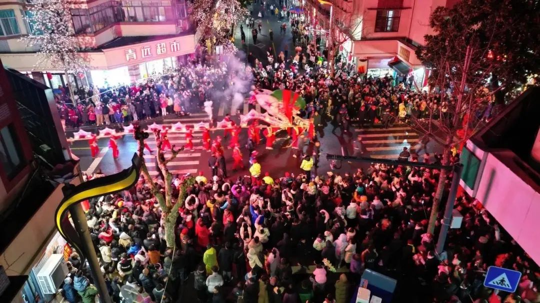 龙灯,柳城畲族镇称擎龙头,最早起源于唐朝年间,明清时期当地百姓都以