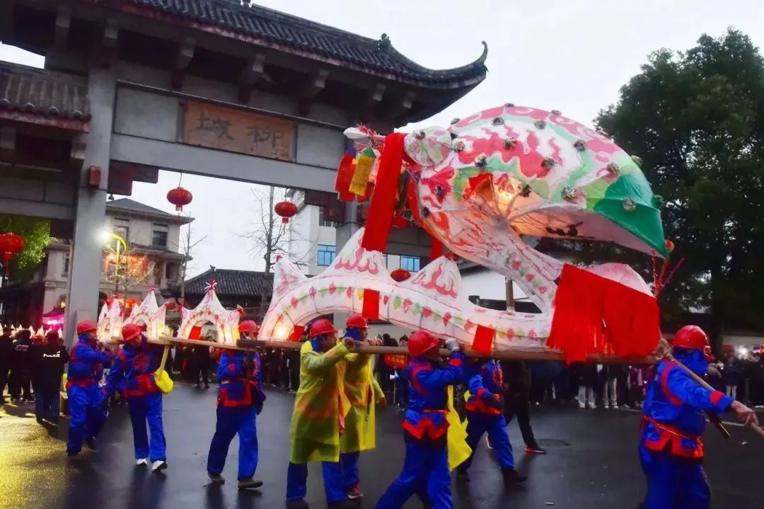 龙灯,柳城畲族镇称擎龙头,最早起源于唐朝年间,明清时期当地百姓都以