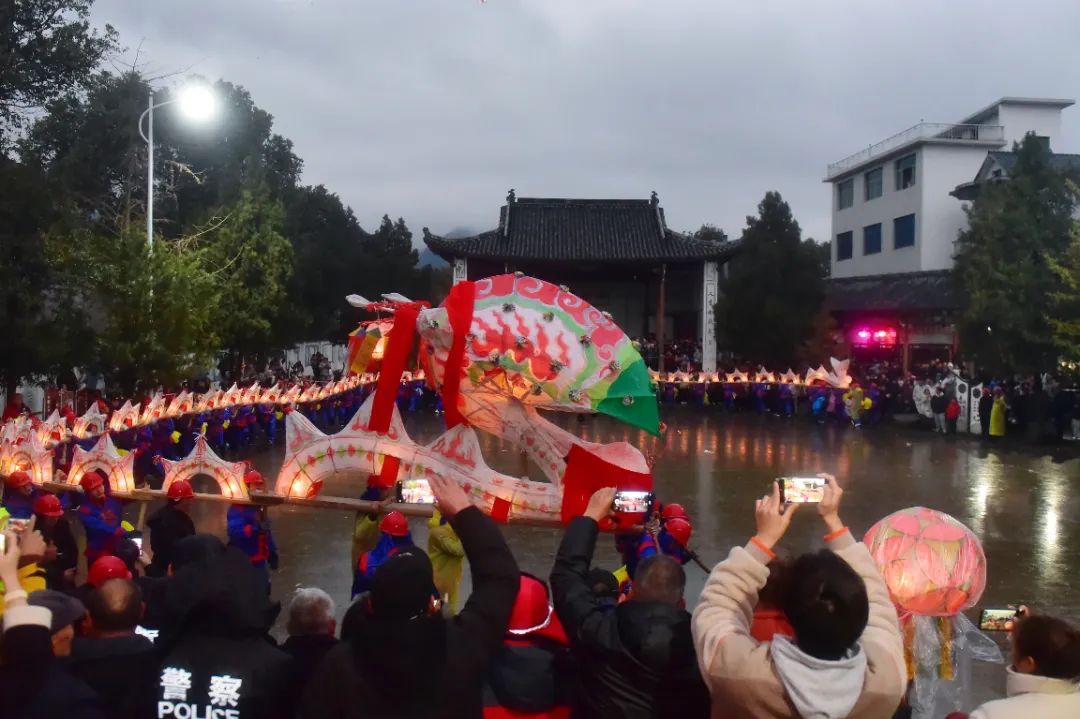 今年的龙灯会规模空前,柳城畲族镇共有13支龙灯队伍,最长的有78节,长