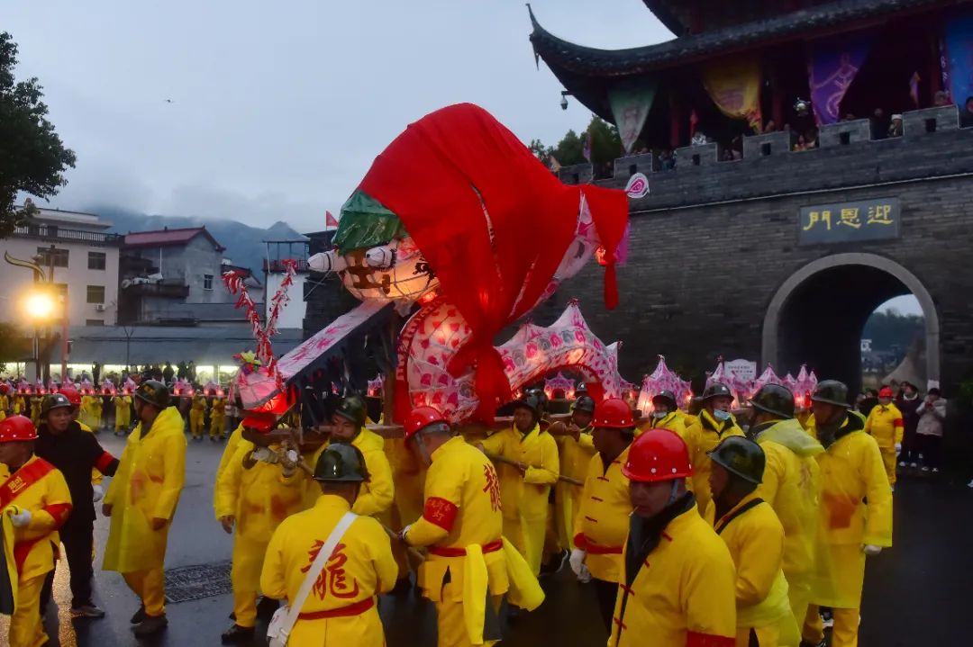 柳城龙灯除了观赏以外,还是一项竞技活动.