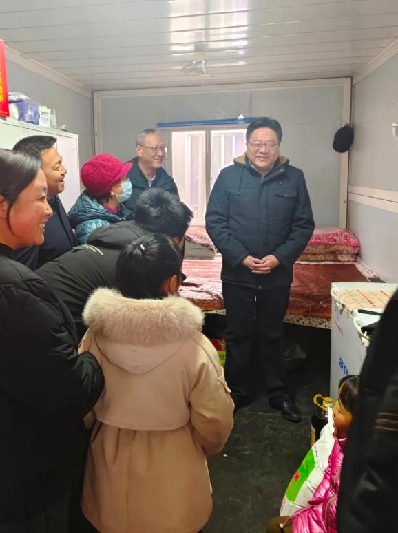 团省委书记董安宁在积石山县召开共青团助力积石山62级地震灾后恢复