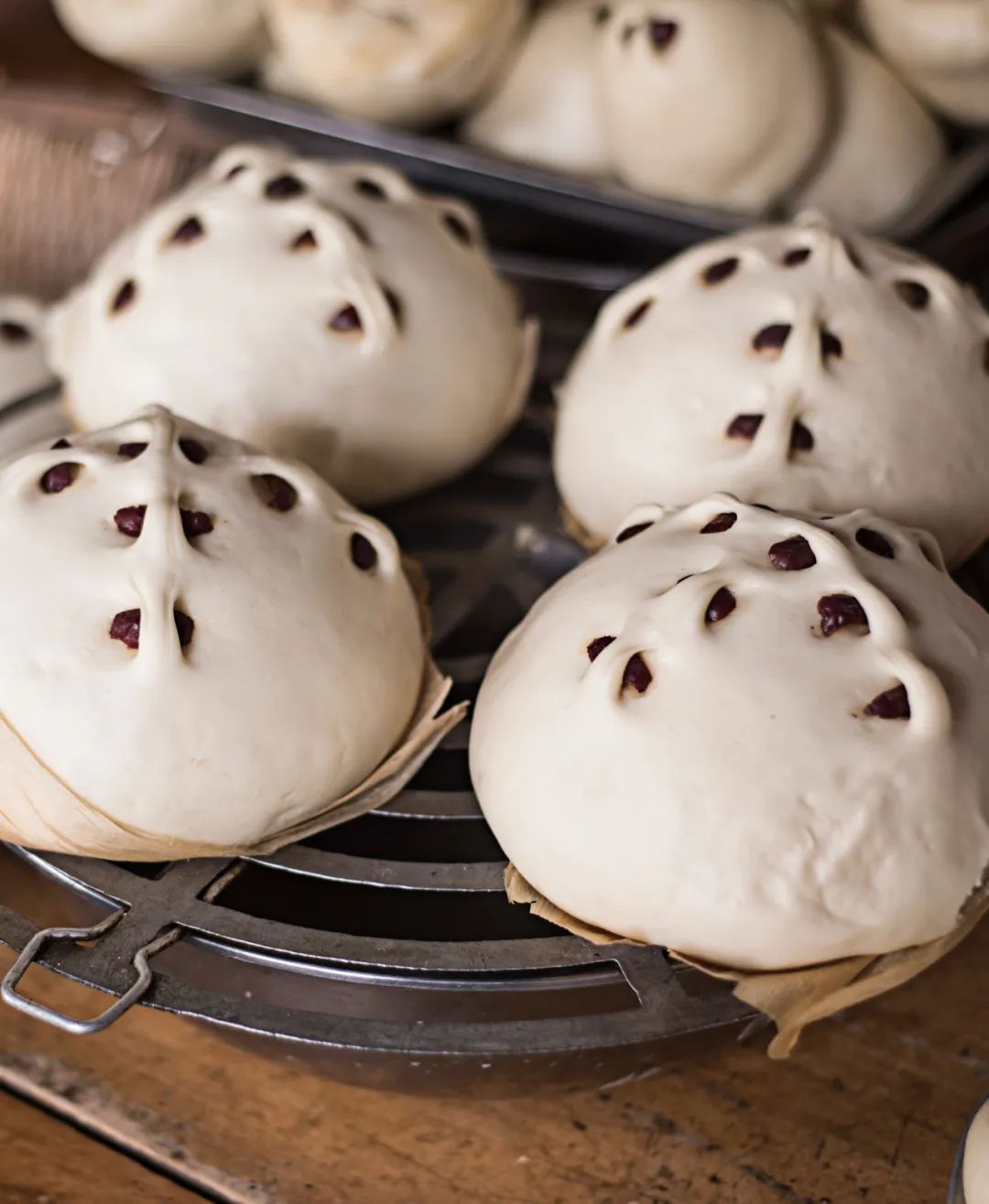 双亲用一整天的时间开始做各种面食,上午做大枣饽饽最累,特别是做硬面