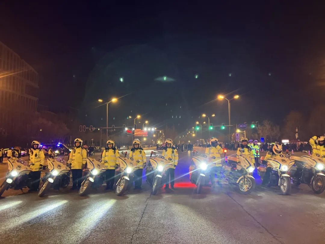 焰火璀璨"警色"美 元宵佳节"警相随"----吕梁公安交警圆满完成元宵节