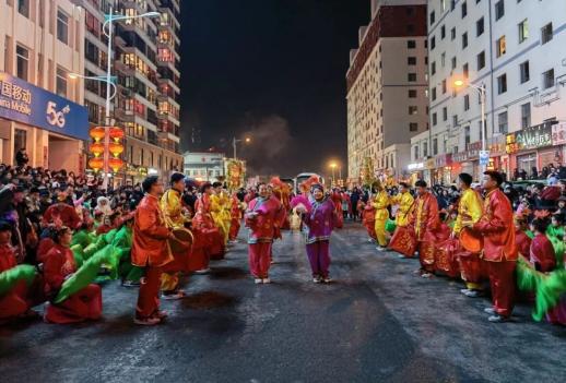 "幸福北疆 团圆青城" | 转旺火扭秧歌 红红火火闹元宵_澎湃号·政务