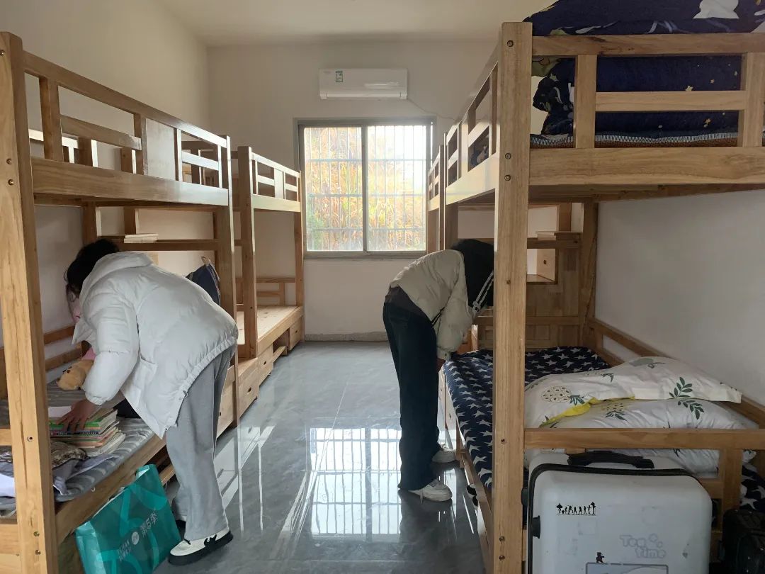 大慈岩初级中学开学第一天,更是让同学们"收心"的日子,班主任对学生们