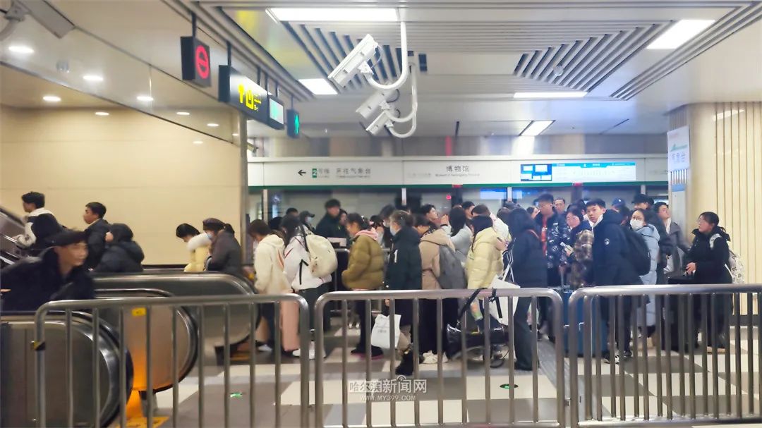 元宵节,中央大街地铁站进出客流达八万多人次_澎湃