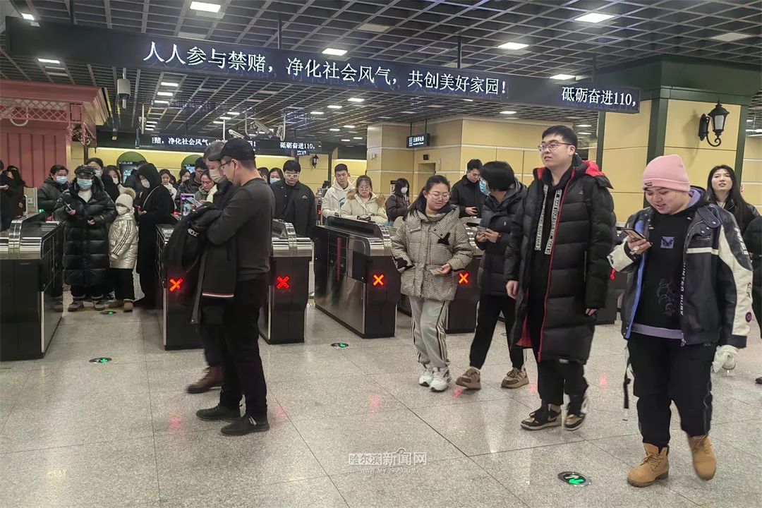 元宵节,中央大街地铁站进出客流达八万多人次_澎湃