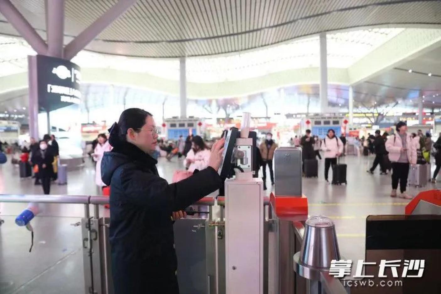 2023年她有了自己的宝宝后,调岗成为客运员,负责在检票口引导旅客进站