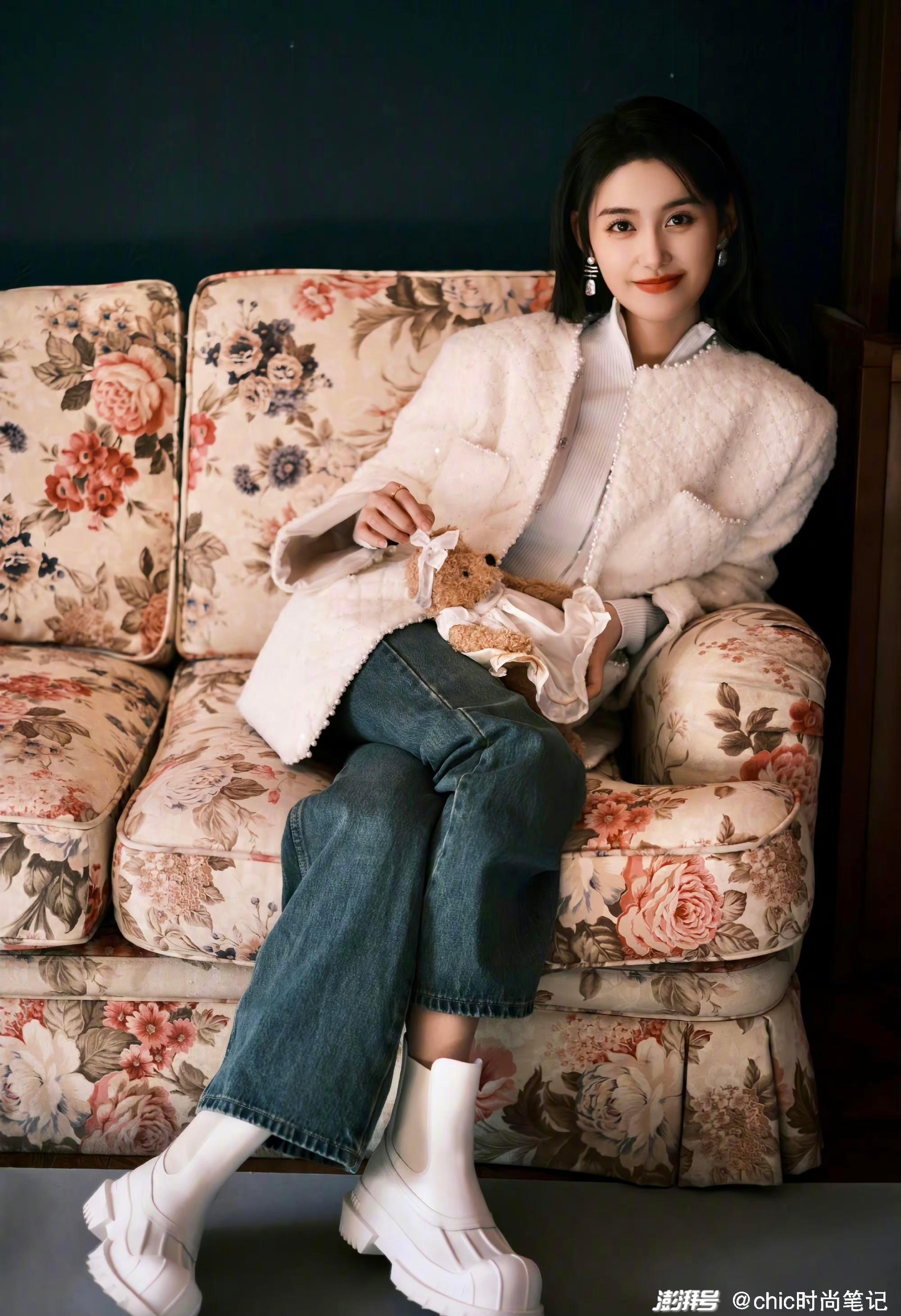 下身搭配深棕色阔腿裤,稍显成熟的搭配穿在甜美气质的蒋依依身上一点
