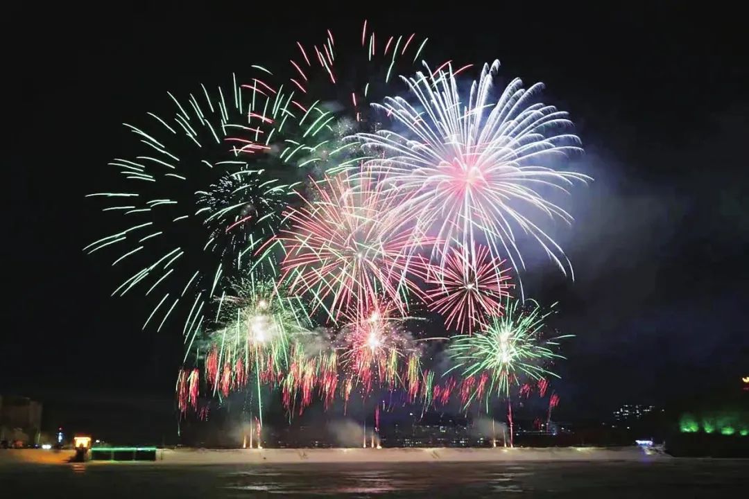 2月24日晚,"盛焰元宵夜 璀璨冠军城"华彩献礼焰火秀在万宝水库大坝拉