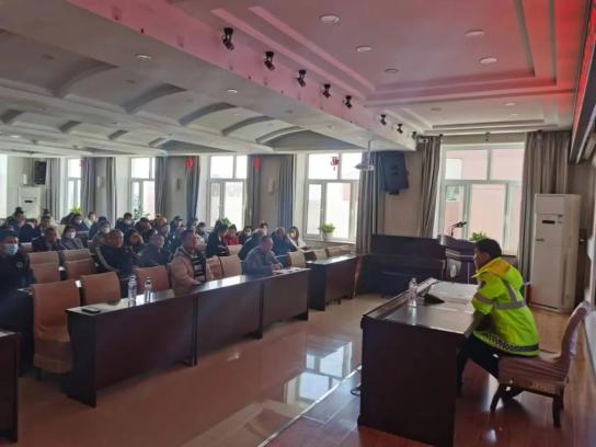 护航开学季把好校车安全关永吉县公安局交巡警大队组织召开校车安全