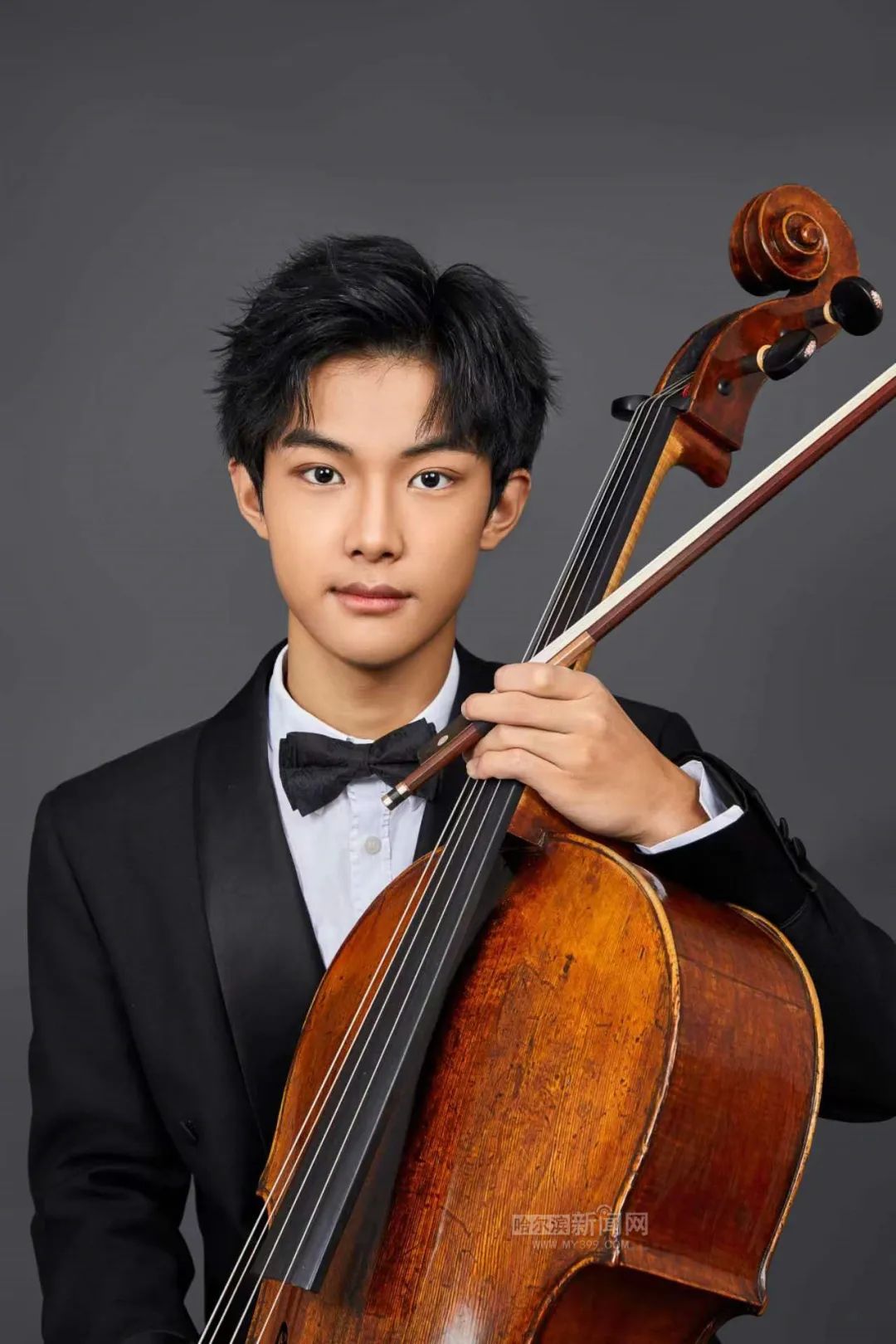 夏商周是本场演出的大提琴手,与他搭档的是哈尔滨交响乐团的小提琴