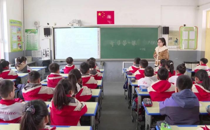 为了增强学生们的安全防范意识和自我保护能力,涞水小学开展了以安全