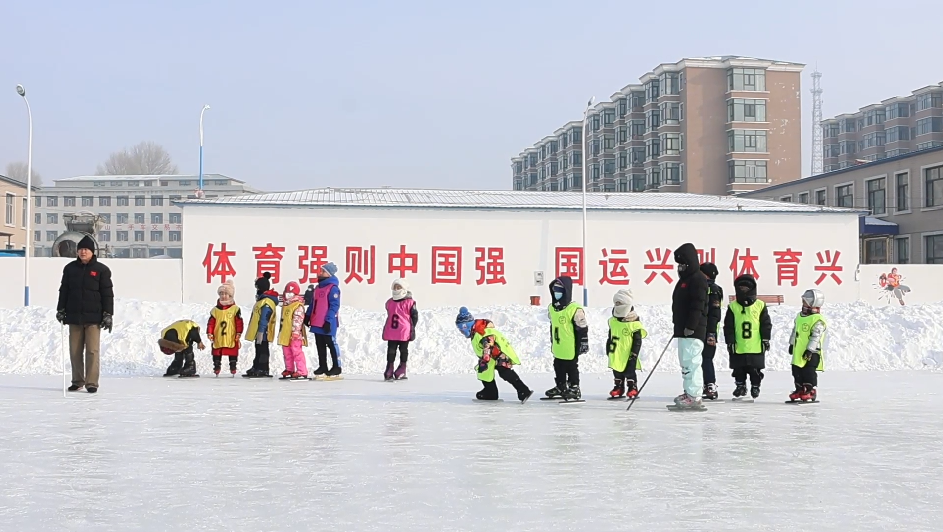 严寒冰雪天，萌娃运动欢