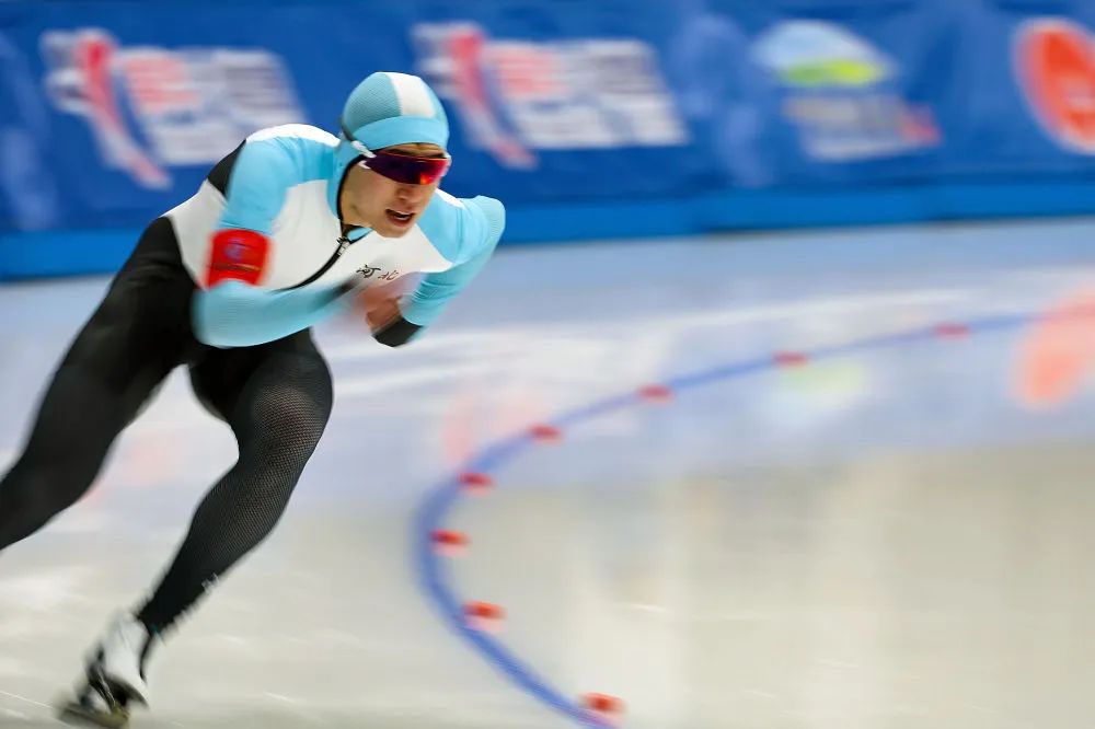 青年组决出三冠"十四冬"速度滑冰瞰冬韵26日,"十四冬"花样滑冰项目