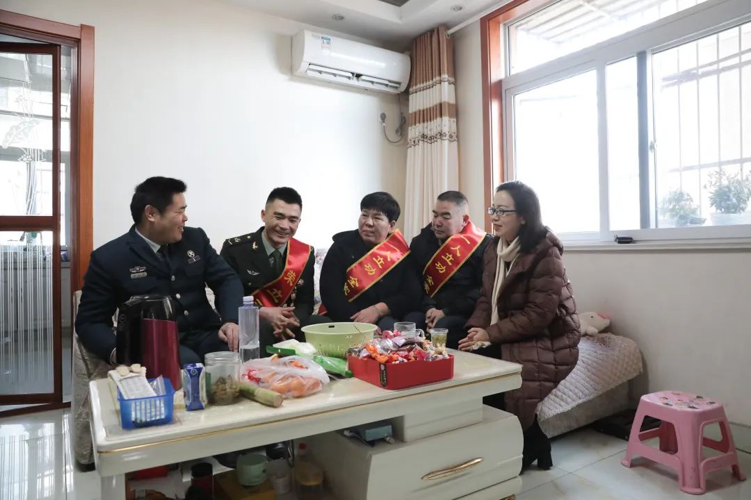 杭正好同志三个家庭送去喜报杭正好,樊立杰和陈卓先