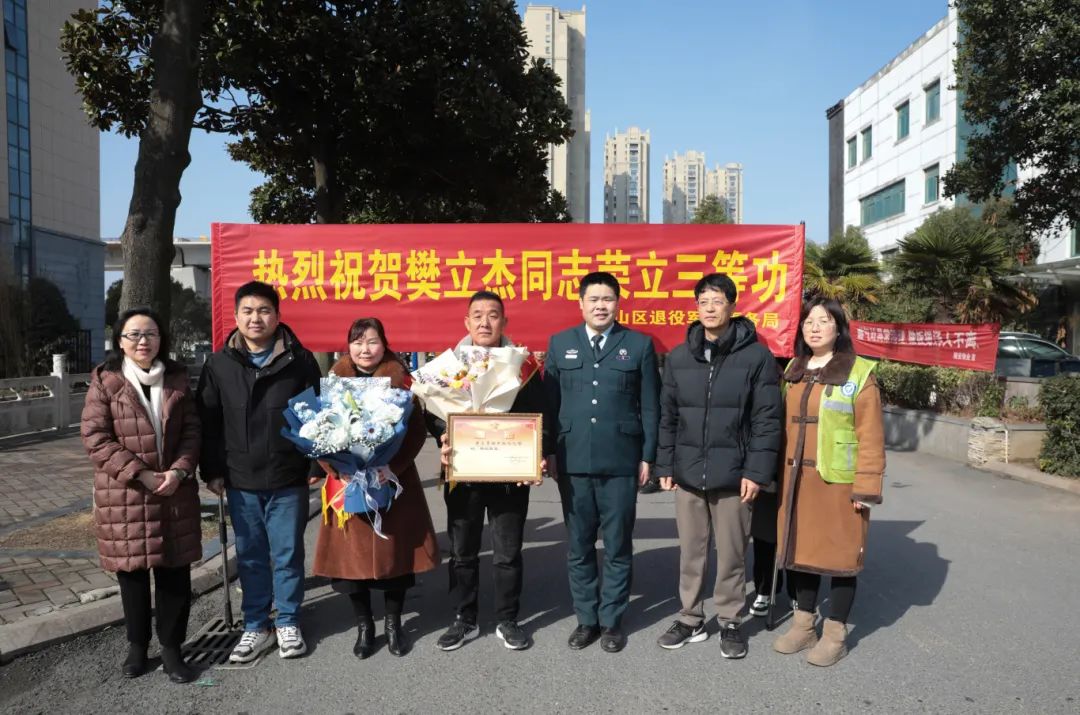 樊立杰同志杭正好同志,2014年入伍,向山镇杜塘村人.