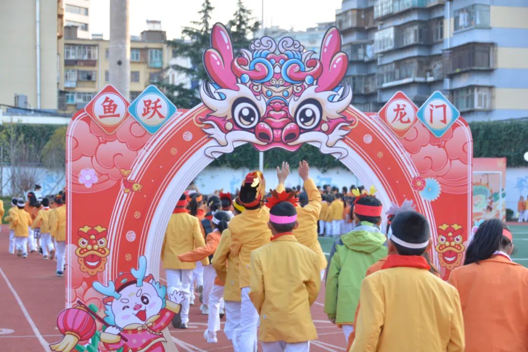 当天各年级还分别展示了不同的班级课,一年级的"龙年画龙 巧手迎新春"