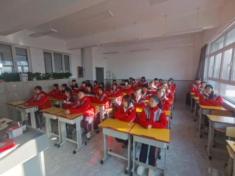 "永吉县公安局双河镇派出所民警深入永吉县第三十中学为在校师生代表