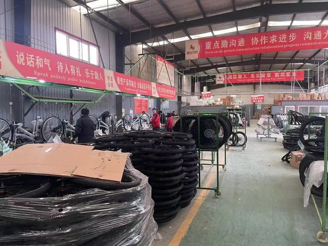 连日来,王庆坨镇的自行车,电动自行车企业纷纷抢时间,赶订单,扩产能