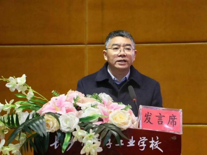 与时俱进,砥砺前行长沙市电子工业学校校长 刘永红发扬"实验"精神,敢