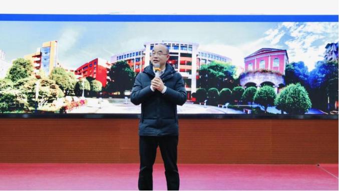 走出属于幺幺的独特风景长沙市第十一中学校长 张桂元热辣滚烫,青春