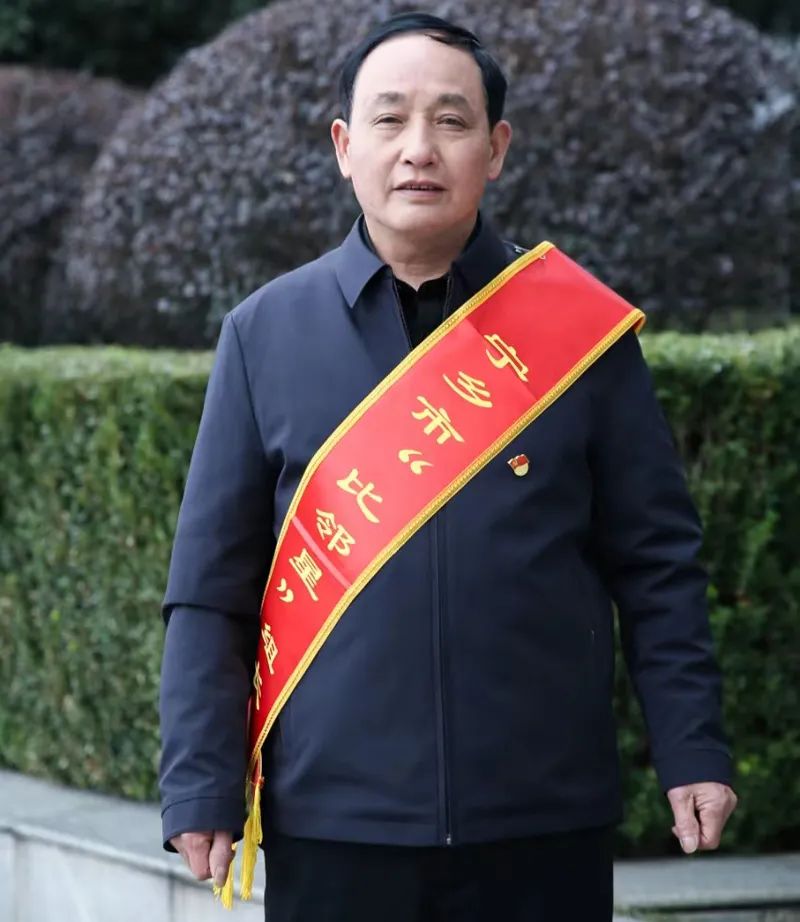 姜喜明是喻家坳乡南岭村一名组长,他一直用心用力当"桥梁",一头联系支