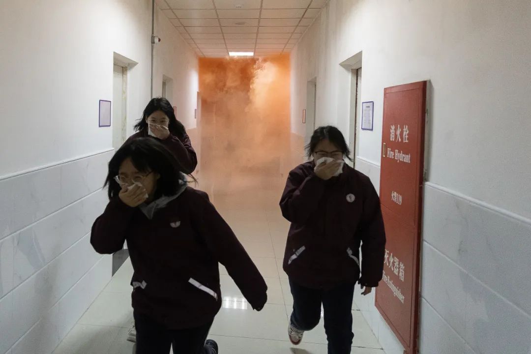 在活动开始前,支队宣讲人员围绕校园火灾危害向参与此次活动的全体