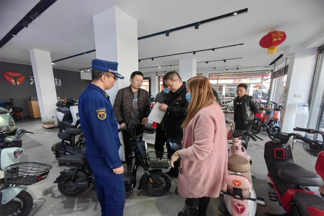 重點查看了電動車銷售場所的經營資質,進貨渠道以及所售電動車是否