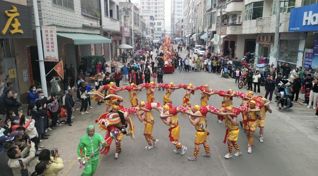 活动现场不少慕名而来的游客被人龙舞精湛技艺所震撼为人龙的团结协作