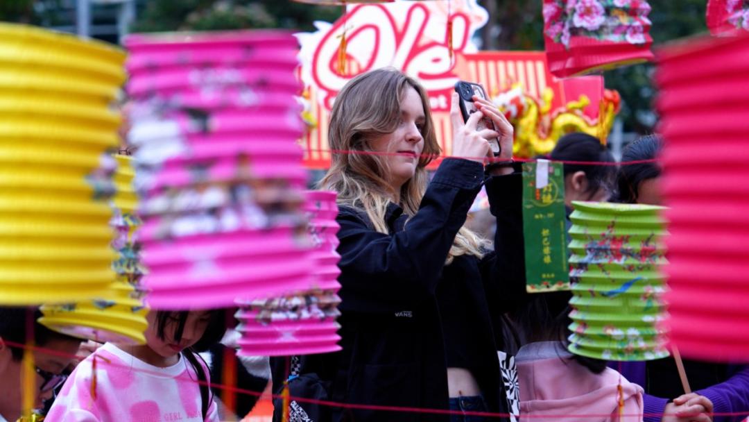 双语深圳|中外友人共庆元宵佳节_澎湃号·政务_澎湃新闻-the paper